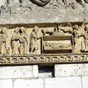 Frise sur le portail de l'église Notre-Dame : Elle est scindée en deux zones inégales, à gauche porte l'Adoration des Mages et à droite la Présentation au Temple. Ces deux scènes font partie du cycle iconographique de l'Enfance du Christ incarné.